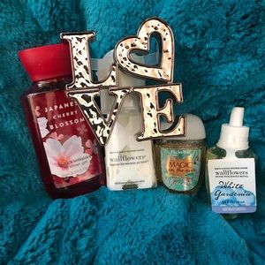 🆕❤️Valentine’s Day Wallflower Bundle❤️